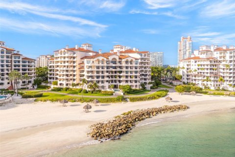 Condominio en alquiler en Miami Beach, Florida, 5 dormitorios, 458.19 m2 № 1991362 - foto 2