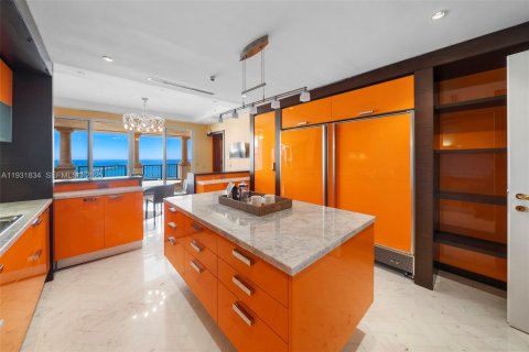 Condominio en alquiler en Miami Beach, Florida, 5 dormitorios, 458.19 m2 № 1991362 - foto 25