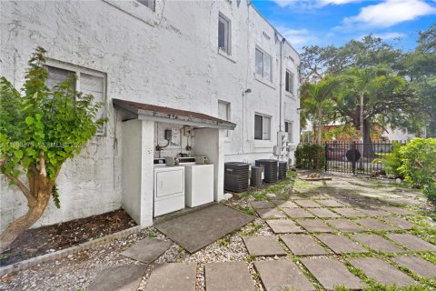 Condo in Miami, Florida, 2 bedrooms  № 2060916 - photo 24