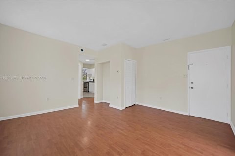 Condo in Miami, Florida, 2 bedrooms  № 2060916 - photo 3