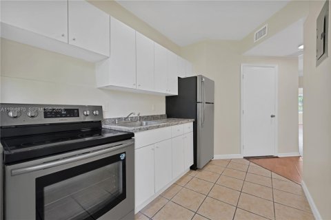 Condo in Miami, Florida, 2 bedrooms  № 2060916 - photo 7