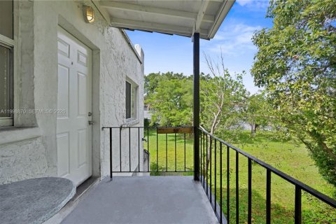 Condo in Miami, Florida, 2 bedrooms  № 2060916 - photo 18