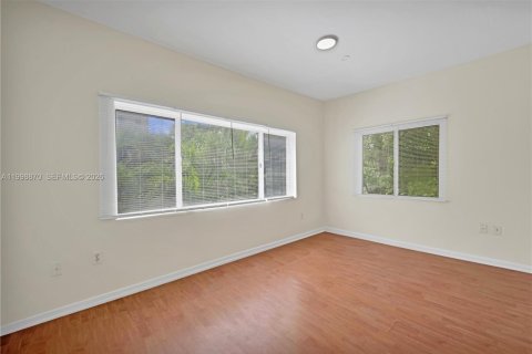 Condo in Miami, Florida, 2 bedrooms  № 2060916 - photo 9