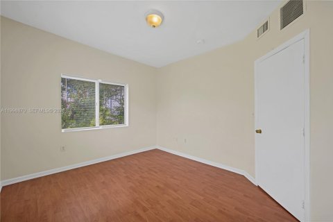 Condo in Miami, Florida, 2 bedrooms  № 2060916 - photo 16