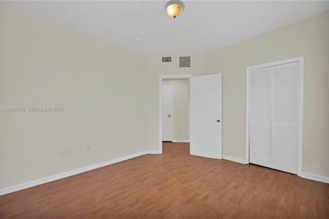 Condo in Miami, Florida, 2 bedrooms  № 2060916 - photo 17