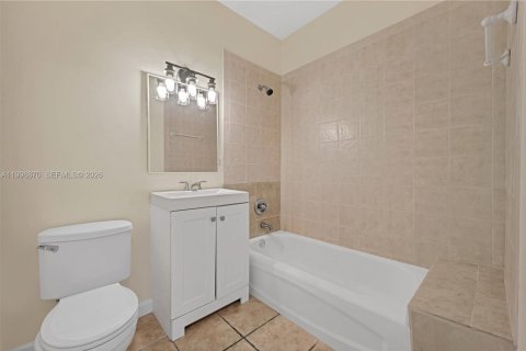 Condo in Miami, Florida, 2 bedrooms  № 2060916 - photo 14