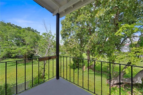 Condo in Miami, Florida, 2 bedrooms  № 2060916 - photo 19