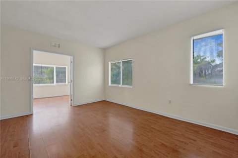 Condo in Miami, Florida, 2 bedrooms  № 2060916 - photo 5