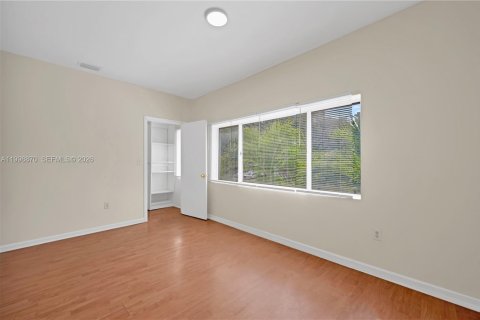 Condo in Miami, Florida, 2 bedrooms  № 2060916 - photo 11