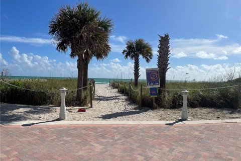 Condo in Miami Beach, Florida, 1 bedroom  № 2005345 - photo 14