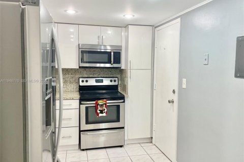 Condo in Miami Beach, Florida, 1 bedroom  № 2005345 - photo 8