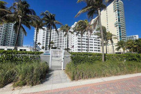 Condo in Miami Beach, Florida, 1 bedroom  № 2005345 - photo 20