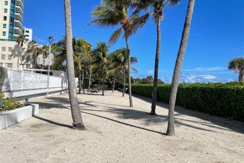 Condo in Miami Beach, Florida, 1 bedroom  № 2005345 - photo 15