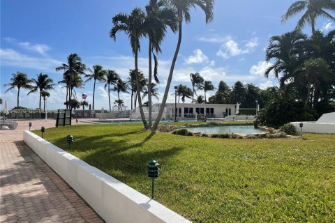 Condo in Miami Beach, Florida, 1 bedroom  № 2005345 - photo 19
