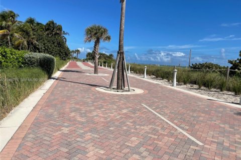 Condo in Miami Beach, Florida, 1 bedroom  № 2005345 - photo 13