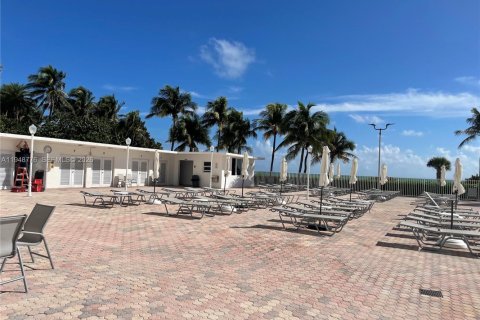 Condo in Miami Beach, Florida, 1 bedroom  № 2005345 - photo 17