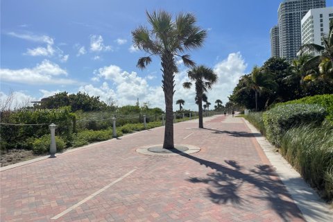 Condo in Miami Beach, Florida, 1 bedroom  № 2005345 - photo 21