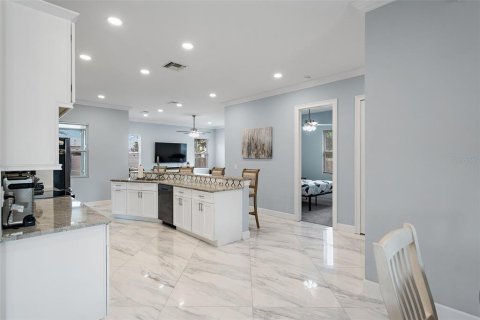House in Saint Petersburg, Florida 3 bedrooms, 222.32 sq.m. № 1761517 - photo 11