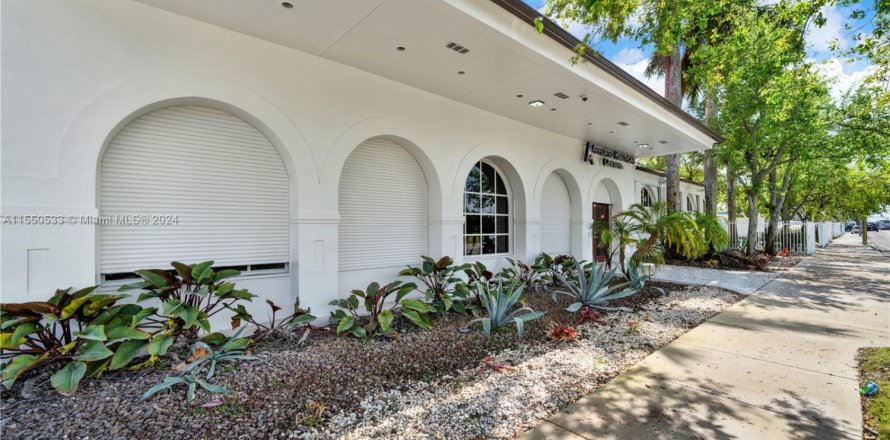 Commercial property in Homestead, Florida № 1070074