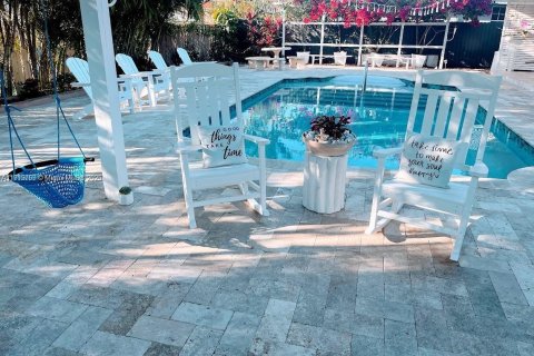 House in Cutler Bay, Florida 4 bedrooms, 170.2 sq.m. № 1974463 - photo 12