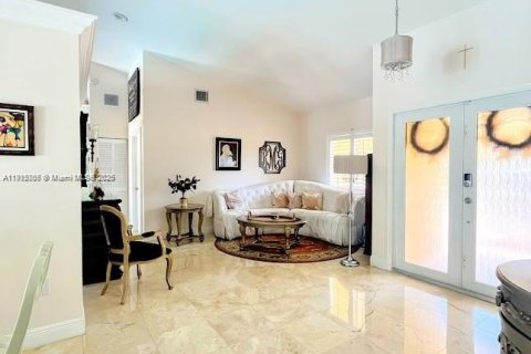 House in Cutler Bay, Florida 4 bedrooms, 170.2 sq.m. № 1974463 - photo 18