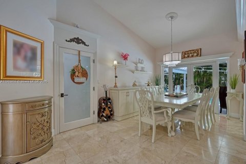 House in Cutler Bay, Florida 4 bedrooms, 170.2 sq.m. № 1974463 - photo 7