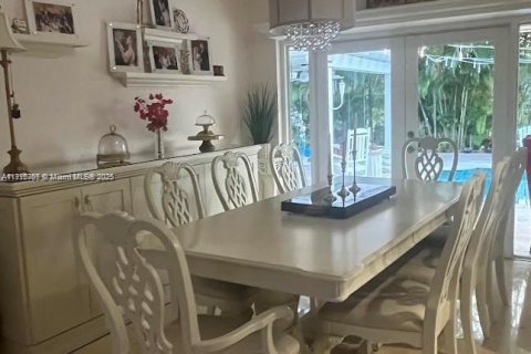 House in Cutler Bay, Florida 4 bedrooms, 170.2 sq.m. № 1974463 - photo 9
