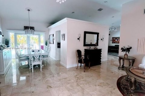 House in Cutler Bay, Florida 4 bedrooms, 170.2 sq.m. № 1974463 - photo 17