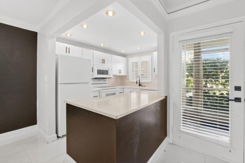 Condo in Deerfield Beach, Florida, 1 bedroom № 2184505 - photo 2