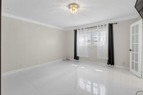 Condo in Deerfield Beach, Florida, 1 bedroom № 2184505 - photo 6