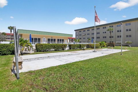 Condo in Deerfield Beach, Florida, 1 bedroom № 2184505 - photo 14