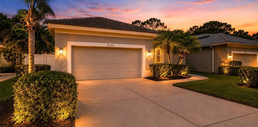 House in Bradenton, Florida 2 bedrooms, 170.66 sq.m. № 2167131