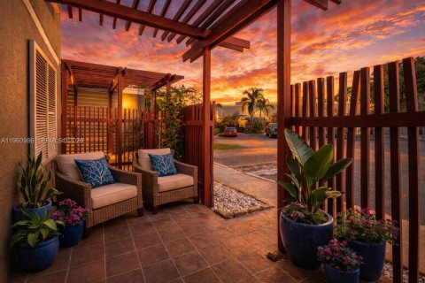 Adosado en venta en Pembroke Pines, Florida, 3 dormitorios, 140.38 m2 № 2025384 - foto 3