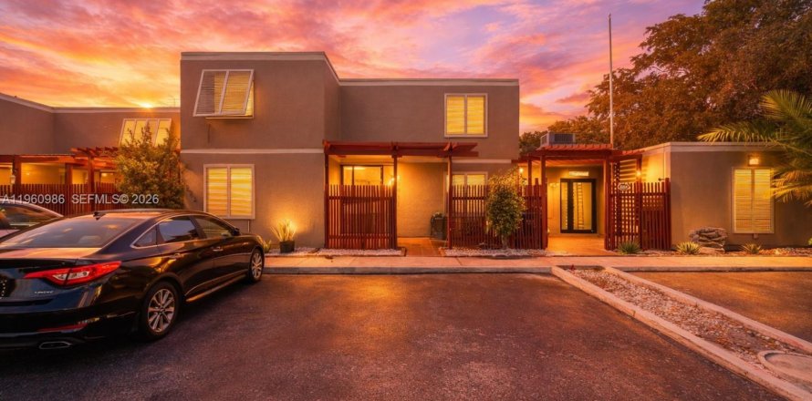 Adosado en Pembroke Pines, Florida 3 dormitorios, 140.38 m2 № 2025384