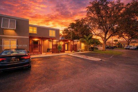 Adosado en venta en Pembroke Pines, Florida, 3 dormitorios, 140.38 m2 № 2025384 - foto 2