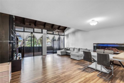 Adosado en venta en Pembroke Pines, Florida, 3 dormitorios, 140.38 m2 № 2025384 - foto 5