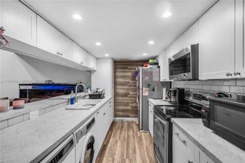 Adosado en venta en Pembroke Pines, Florida, 3 dormitorios, 140.38 m2 № 2025384 - foto 9