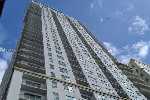 Condo in Miami, Florida, 2 bedrooms  № 2047308 - photo 2
