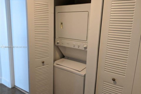 Condo in Miami, Florida, 2 bedrooms  № 2047308 - photo 24