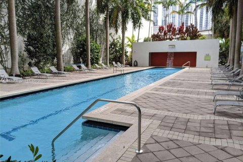 Condo in Miami, Florida, 2 bedrooms  № 2047308 - photo 12