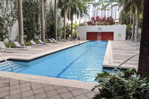 Condo in Miami, Florida, 2 bedrooms  № 2047308 - photo 11
