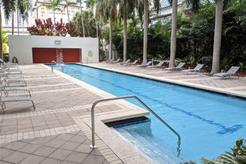 Condo in Miami, Florida, 2 bedrooms  № 2047308 - photo 13
