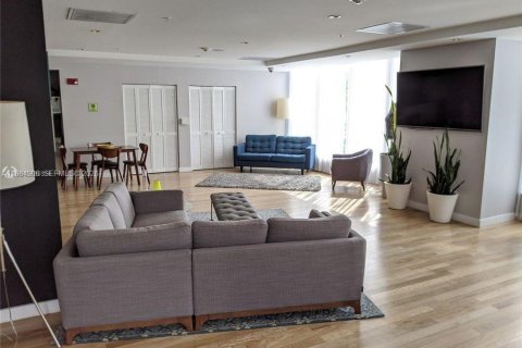 Condo in Miami, Florida, 2 bedrooms  № 2047308 - photo 5