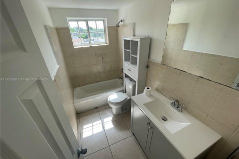 Condominio en alquiler en North Miami, Florida, 2 dormitorios, 106.47 m2 № 1964409 - foto 16