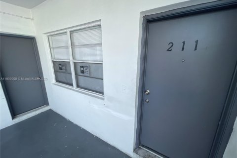 Condominio en alquiler en North Miami, Florida, 2 dormitorios, 106.47 m2 № 1964409 - foto 25