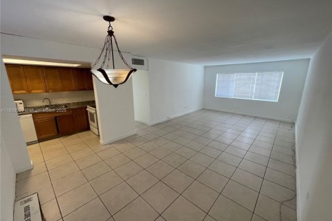 Condominio en alquiler en North Miami, Florida, 2 dormitorios, 106.47 m2 № 1964409 - foto 8