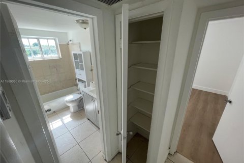 Condominio en alquiler en North Miami, Florida, 2 dormitorios, 106.47 m2 № 1964409 - foto 15
