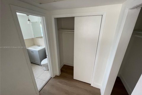 Condominio en alquiler en North Miami, Florida, 2 dormitorios, 106.47 m2 № 1964409 - foto 19