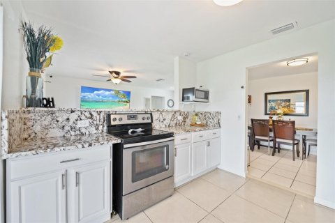 Купить виллу или дом в Санрайз, Флорида 2 спальни, 97.27м2, № 1940007 - фото 14