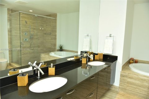 Condo in Sunny Isles Beach, Florida, 3 bedrooms № 1991347 - photo 12